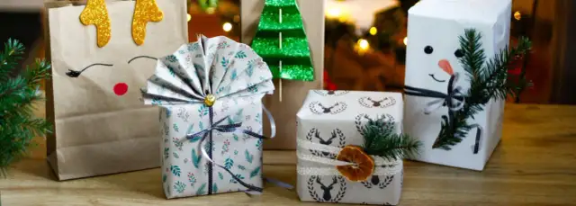Jak pakować prezenty pod choinkę, aby zachwycić każdego obdarowanego