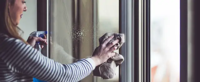 Skuteczne sposoby na mycie okien plastikowych futryn bez zarysowań
