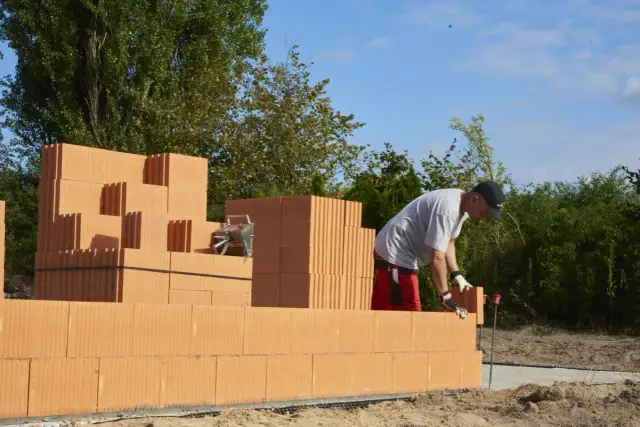 Czy jest zaprawa sucha? Dowiedz się, jak ją stosować i jakie ma właściwości.