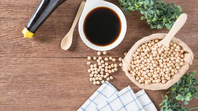 Sos sojowy jasny do czego? Odkryj jego niezwykłe zastosowania w kuchni