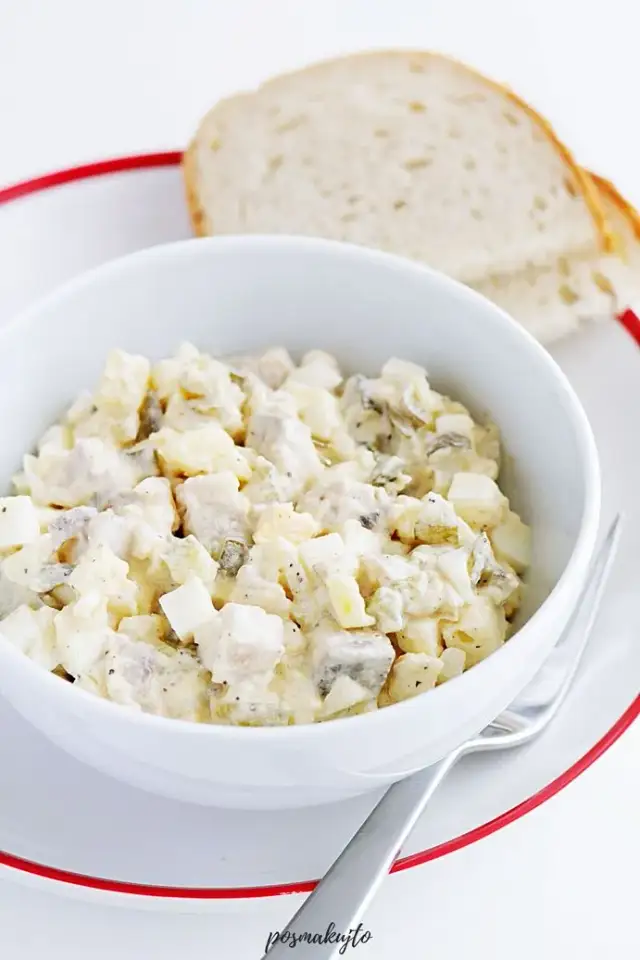 Pyszna sałatka śledziowa z ziemniakami: prosty przepis krok po kroku