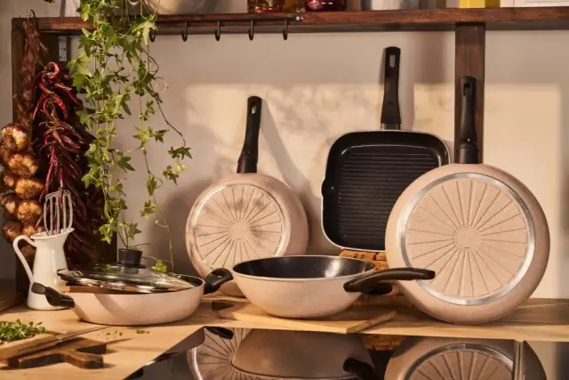 Patelnia tytanowa czy granitowa – która lepiej sprawdzi się w kuchni?