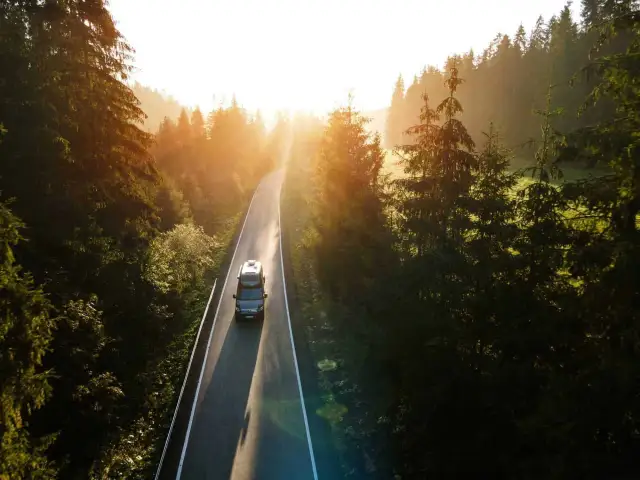 Co lepsze: kamper czy przyczepa kempingowa? Porównanie zalet i wad