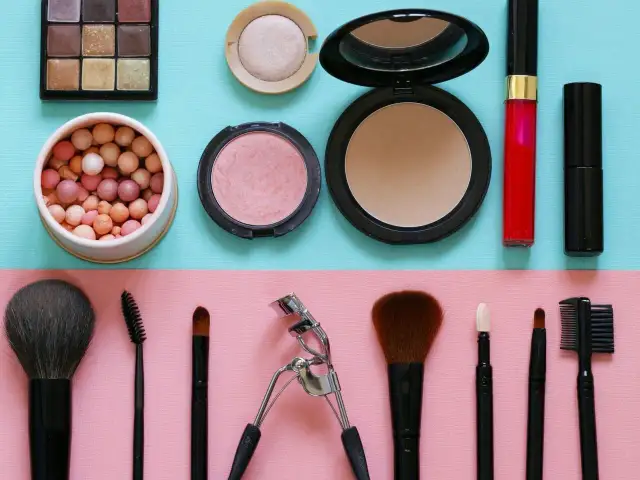 Jakie kosmetyki do makijażu wybrać, by wyglądać naturalnie każdego dnia?