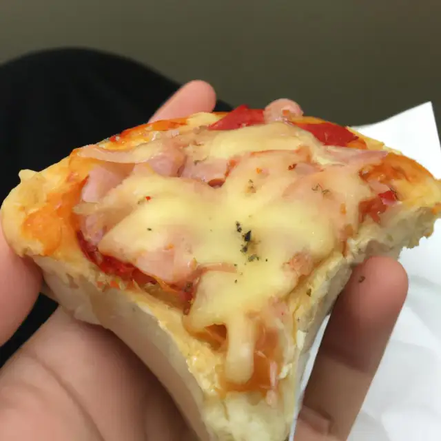 Ile kalorii ma mała pizza? Sprawdź, jak uniknąć nadmiaru kalorii w ulubionym daniu