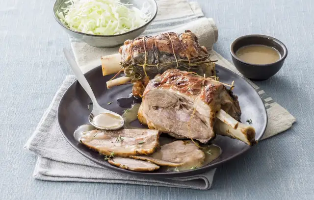 Jak długo gotować golonkę, aby była soczysta i miękka?