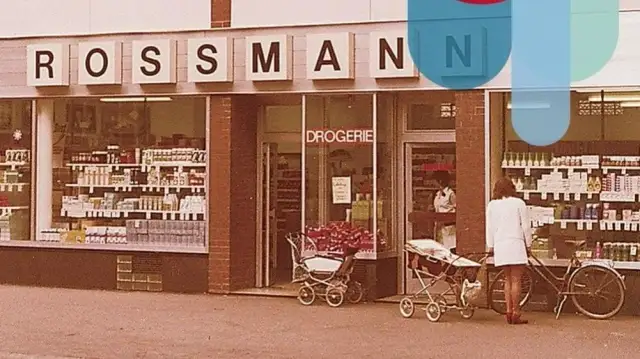 Rossmann skąd pochodzi? Odkryj fascynującą historię sieci drogerii