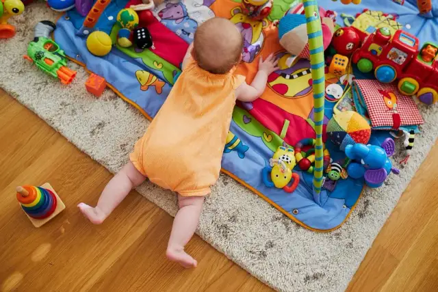Najlepsze zabawki sensoryczne dla 6-miesięcznego dziecka: rozwój i bezpieczeństwo