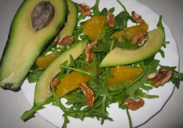 Czym zastąpić awokado w sałatce? Proste i zdrowe alternatywy bez awokado