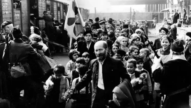 Andrzej Wajda jako reżyser filmu Korczak – jego wizja i osiągnięcia