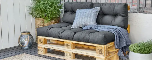 Jak zrobić meble z palet na balkon? Proste kroki i porady