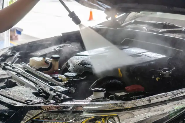 Ile kosztuje mycie silnika? Sprawdź ceny i uniknij przepłacania