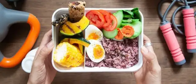 Lepiej zjeść przed czy po treningu? Odkryj, co przynosi lepsze efekty