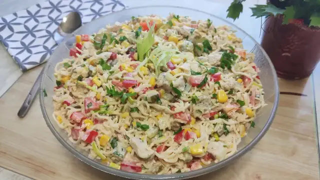 Jak się robi sałatkę z zupek chińskich - szybki przepis na smaczne danie