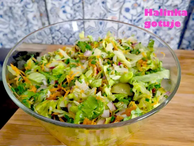 Proste i pyszne przepisy na surówkę z sałaty lodowej, które zachwycą