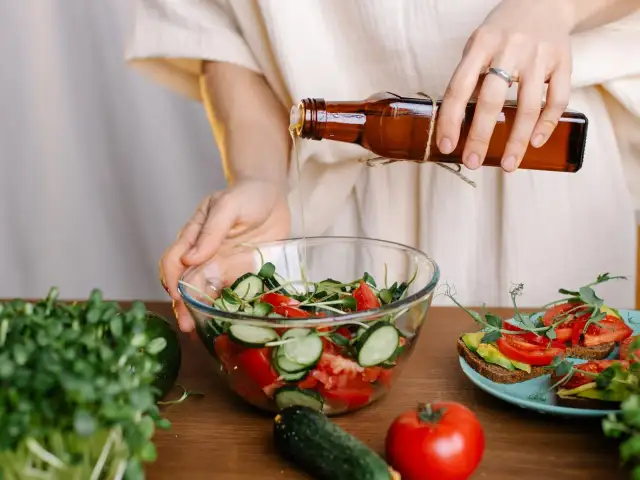 Co zamiast oliwy do sałatki? Odkryj zdrowe i smaczne zamienniki
