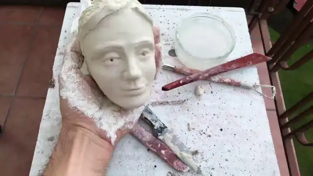 Rzeźba z gliny krok po kroku – proste techniki dla początkujących