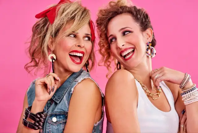 Jak się ubrać na imprezę w stylu lat 80, by nie wyglądać nudno