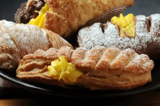 Z czym zrobić ciasto francuskie na słodko? Odkryj pyszne nadzienia