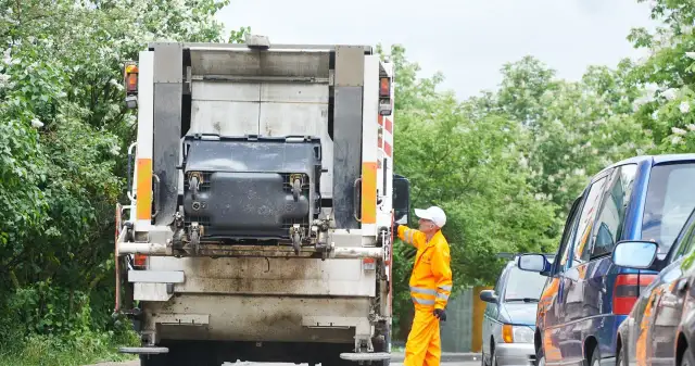Ile zarabia kierowca śmieciarki? Zaskakujące fakty o wynagrodzeniu w Polsce