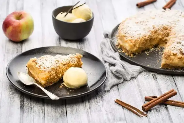 Jak zrobić szarlotkę na ciepło, która zachwyci Twoich gości