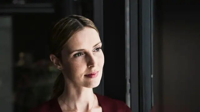 Jakie kolory makijażu idealnie pasują do bordowej sukienki?