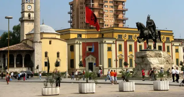 Ile trwa lot z Katowic do Tirany? Sprawdź czas przelotu i więcej