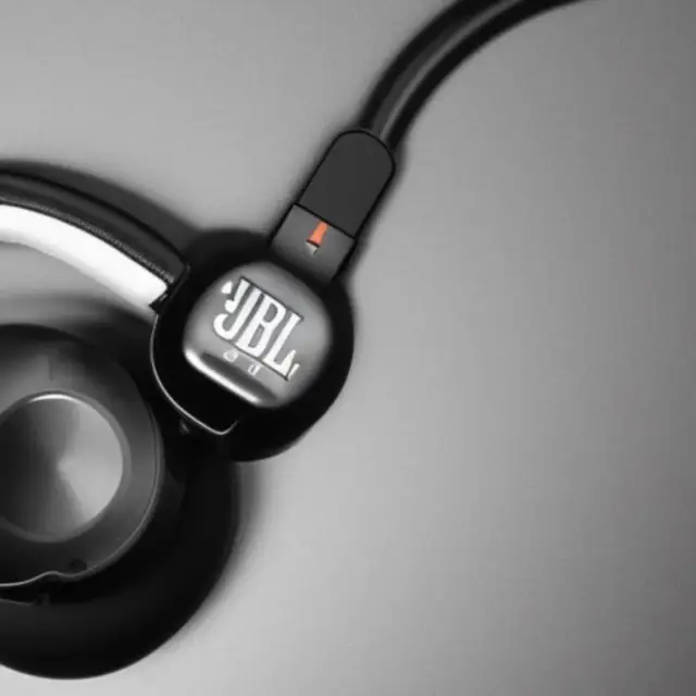 Jak włączyć słuchawki JBL - proste kroki i najczęstsze problemy