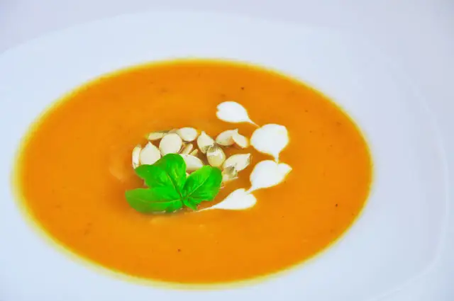 Dietetyczna zupa krem z dyni: przepis na pyszne danie fit bez wyrzeczeń