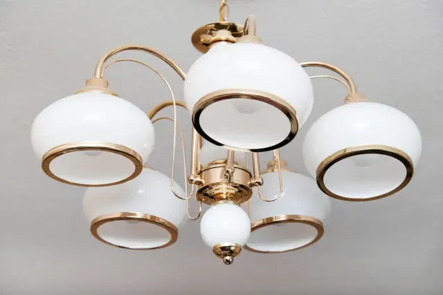 Jak bezpiecznie podłączyć żyrandol z 5 żarówkami – krok po kroku bez błędów