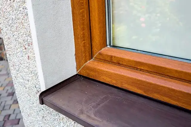 Czym uszczelnić szparę między oknem a parapetem, aby uniknąć kosztów?