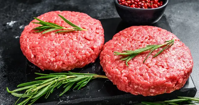 Jak zrobić kotleta do burgera, który zachwyci każdego smakosza
