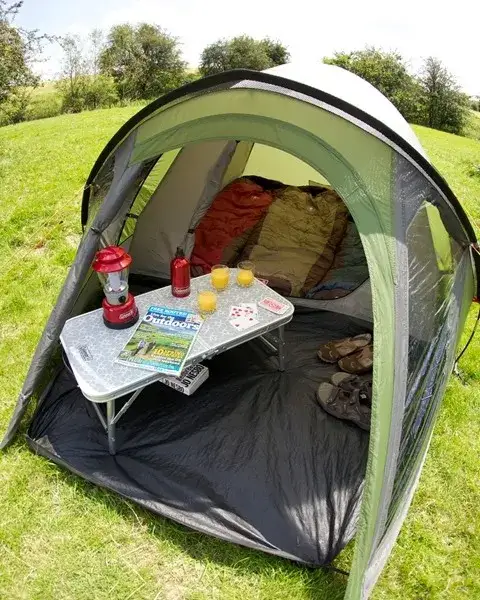 Czym jest tropik w namiocie i dlaczego jest niezbędny dla komfortu podczas biwakowania?