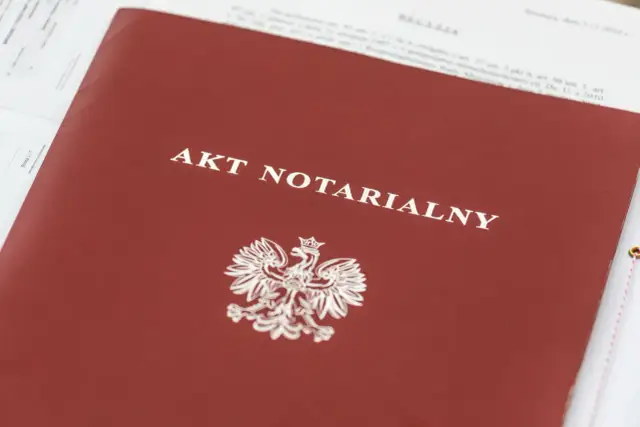 Ile kosztuje dopisanie małżonka do aktu notarialnego? Zaskakujące stawki!