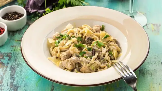 Szybki przepis na makaron penne z kurczakiem i pieczarkami w 30 minut