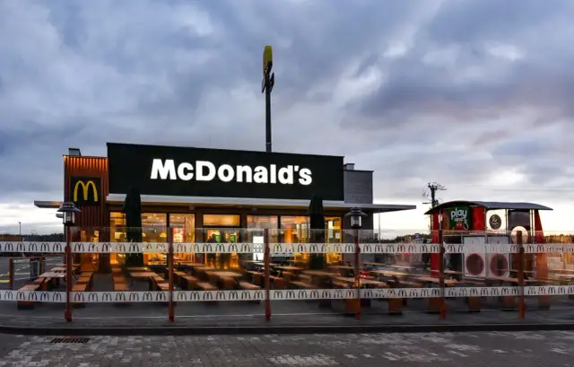 Ile kosztuje wybudowanie McDonald's? Poznaj szacunkowe wydatki i wymagania.