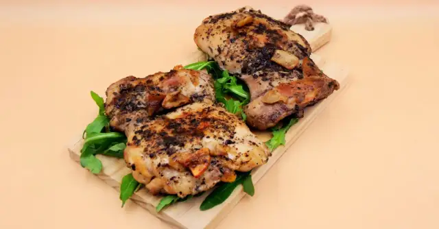 Jak długo dusić udka z kurczaka, by były soczyste i aromatyczne?