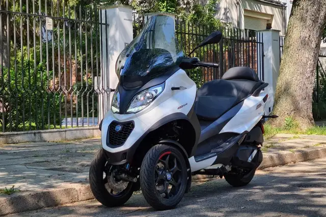 Opinie o Piaggio MP3: Czy warto kupić ten trójkołowy skuter i jakie są wady?