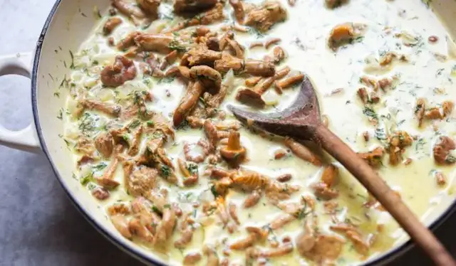 Jak zrobić pyszny sos z kurek w śmietanie – prosty przepis na wyjątkowe danie