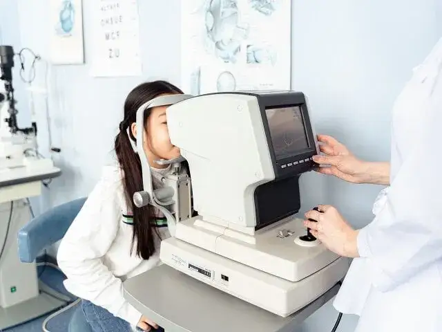 Czym zajmuje się okulista? Poznaj kluczowe usługi i badania oczu