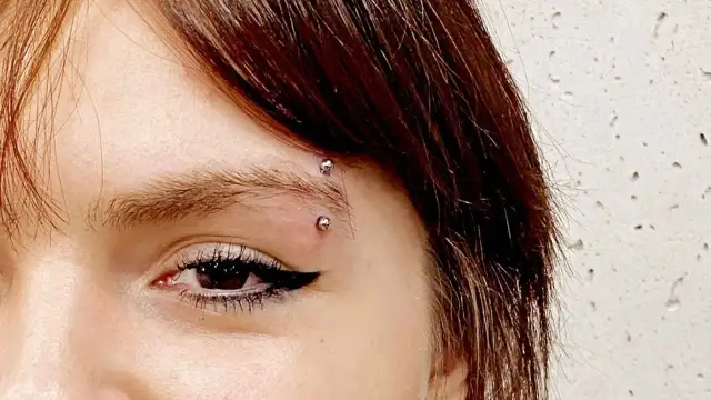 Kolczyk w brwi po której stronie: Znaczenie i wybór idealnej pozycji