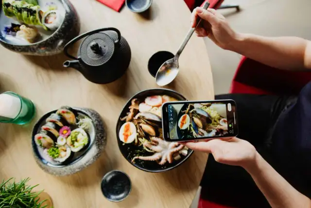 Jak się je sushi na ciepło czy zimno? Odkryj sekrety podawania