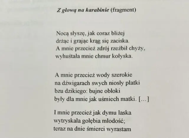 Fragment wiersza "Z głową na karabinie" Krzysztofa Kamila Baczyńskiego. Tekst opisuje nocne słyszenie, drżący krąg i kołysanie chmur.