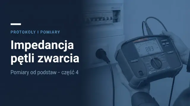 Pomiar impedancji pętli zwarcia za pomocą miernika. W tle widać rozdzielnicę elektryczną.