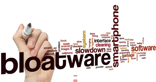 Dłoń z markerem pisze słowo "bloatware" na tle chmury słów związanych z optymalizacją telefonu.