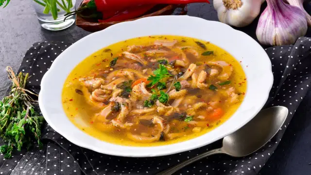 Aromaticzna zupa flaki z dodatkiem ziół i przypraw. Idealna na chłodne dni, z pewnością doda smaku każdemu posiłkowi.