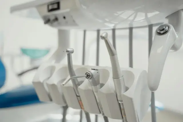 Narzędzia stomatologiczne w gabinecie. Zastanawiasz się nad karierą? Sprawdź, jakie są technik dentystyczny zarobki.