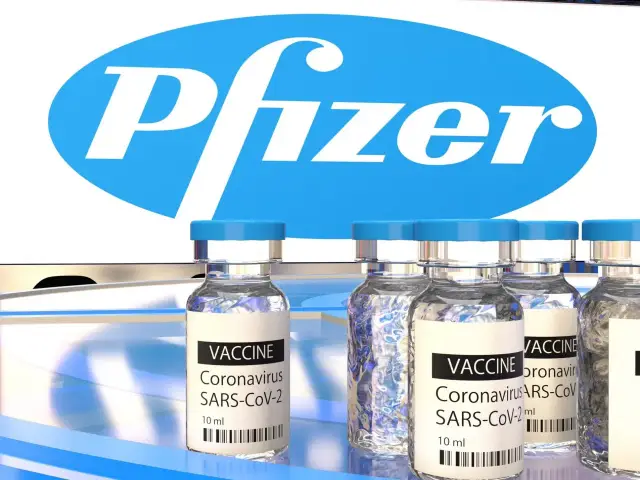 Szczepionki Pfizer na COVID-19 w ampułkach, gotowe do użycia.