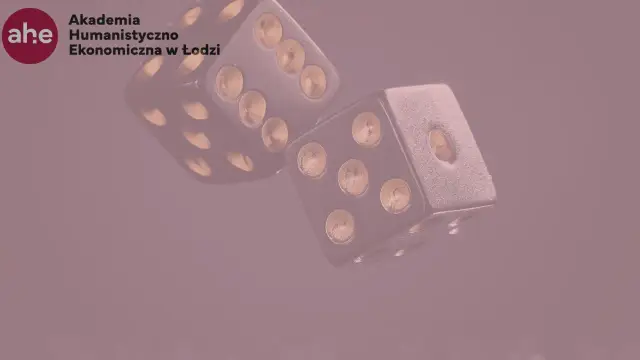 Dwa czarne kości do gry, symbolizujące fatum, na tle logo Akademii Humanistyczno-Ekonomicznej w Łodzi.
