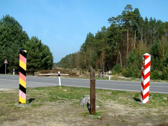 Słup graniczny z polskimi barwami narodowymi i niemieckimi symbolizuje granicę polsko niemiecką.